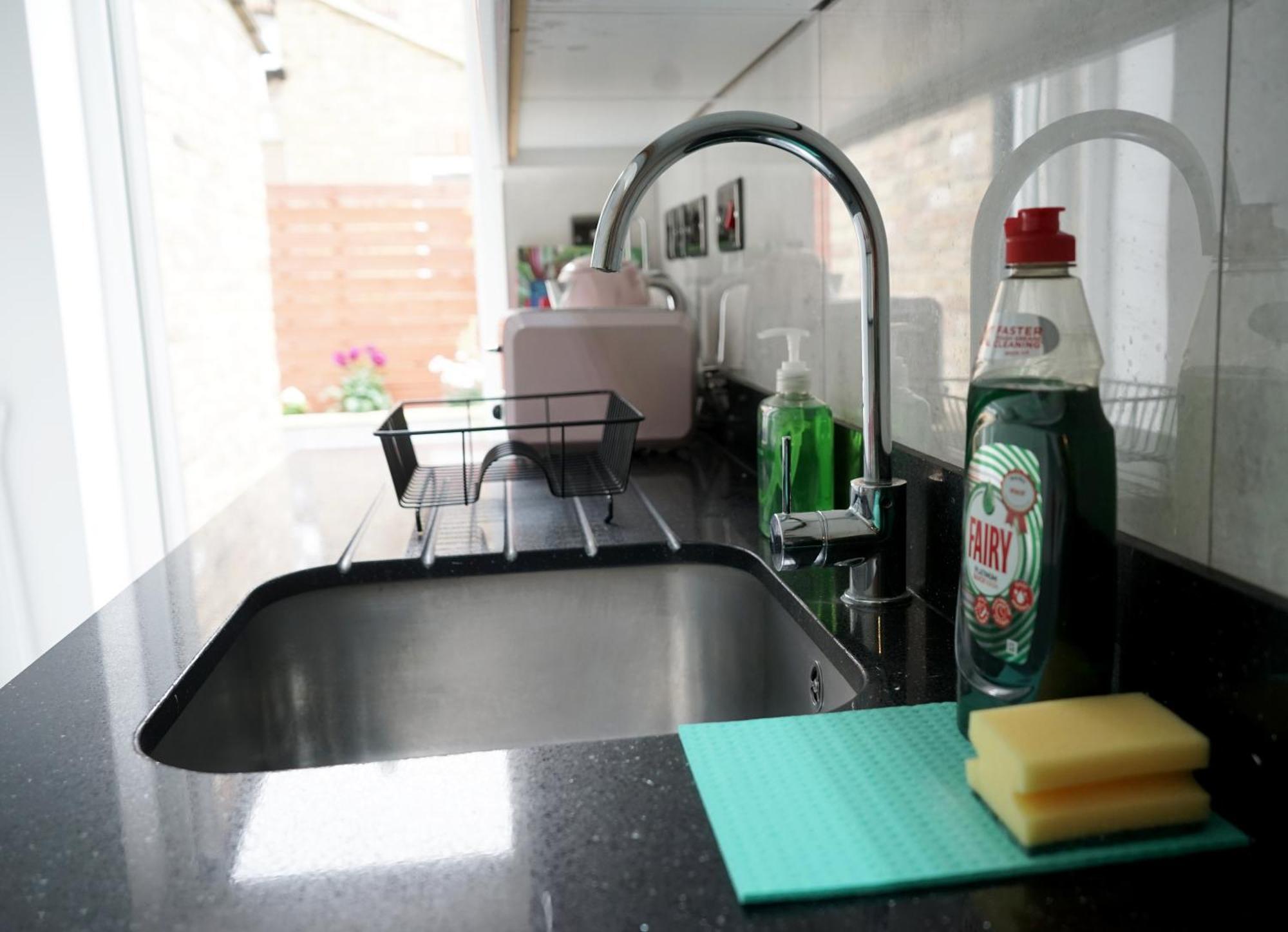 Luxury London House Sleeps 13, 2 Minutes To Metro Villa Exteriör bild